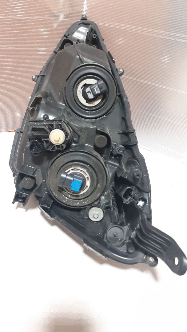 TOYOTAアクアヘッドライト右