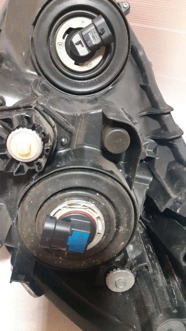 TOYOTAアクアヘッドライト右