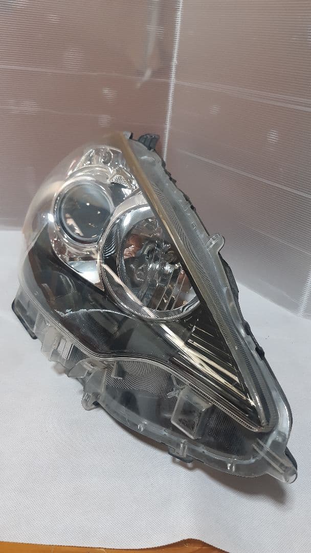 TOYOTAアクアヘッドライト右