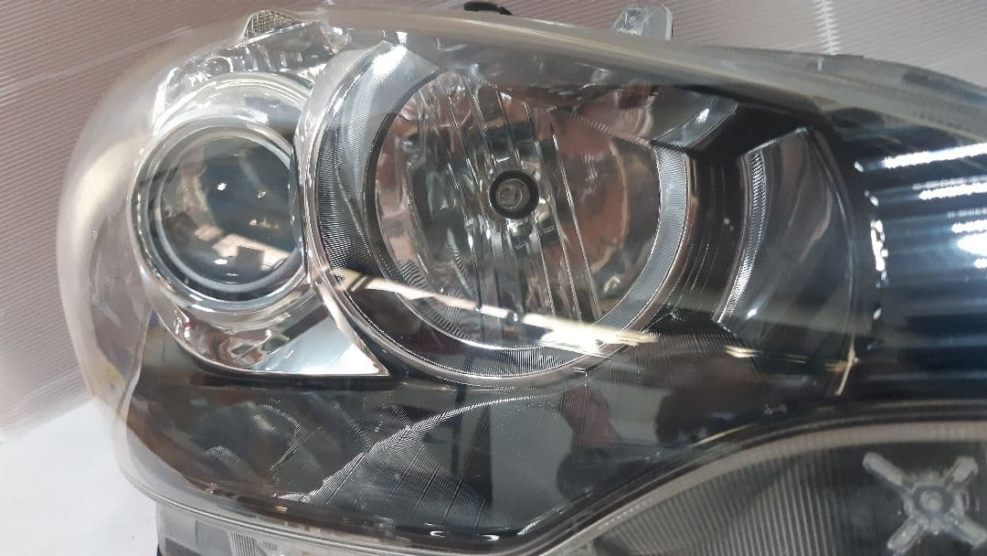 TOYOTAアクアヘッドライト右