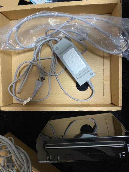 Wii U本体とWiiの本体とその他のプラグです