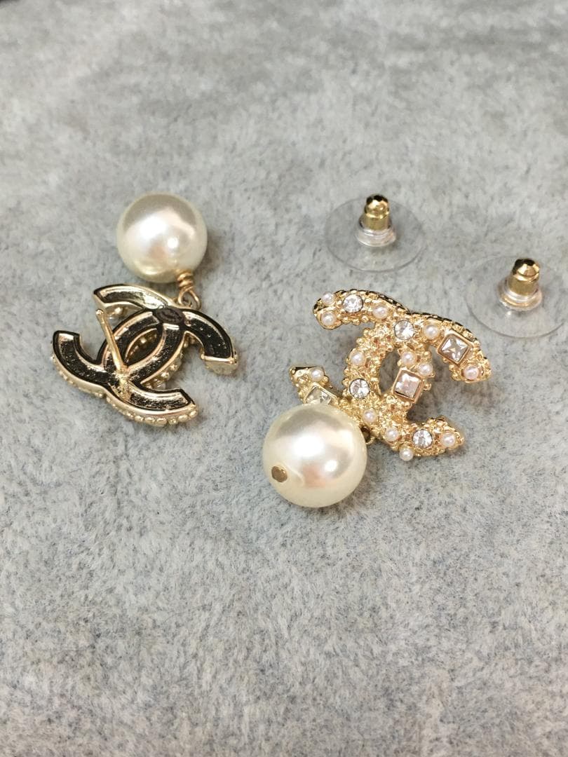 （箱付き）ロゴ＆パール ピアス　高級感☆レディース　両耳用