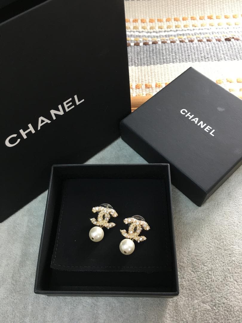 （箱付き）ロゴ＆パール ピアス　高級感☆レディース　両耳用
