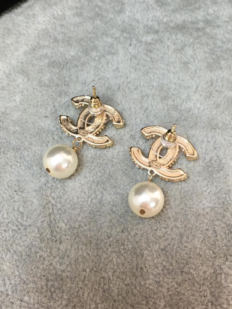 （箱付き）ロゴ＆パール ピアス　高級感☆レディース　両耳用