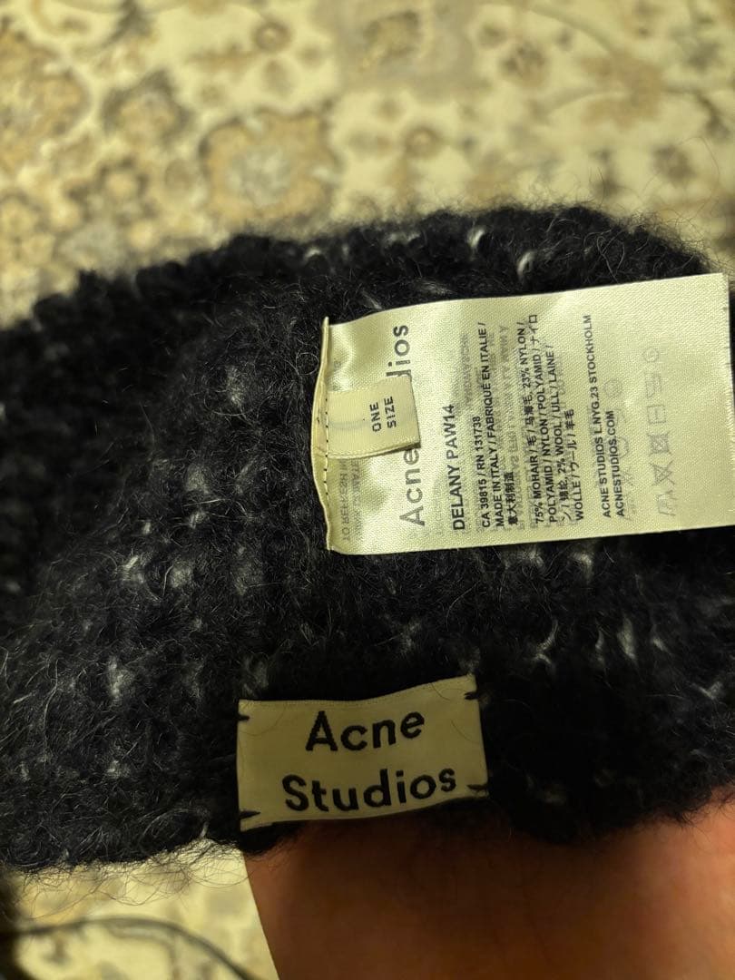 Acne Studios ニット帽 黒と白のストライプ