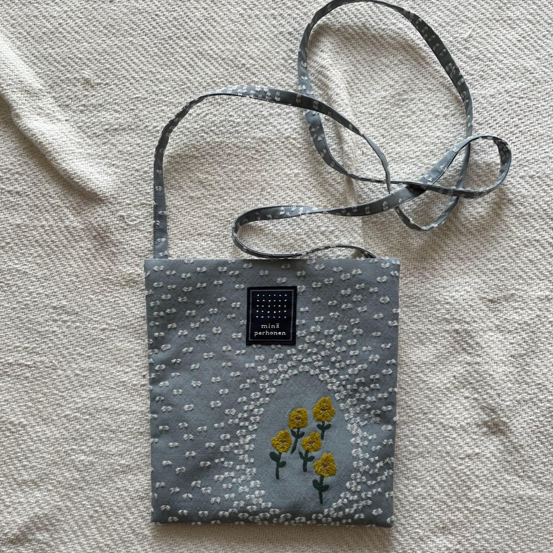 minä perhonen 花柄刺繍 サコッシュ