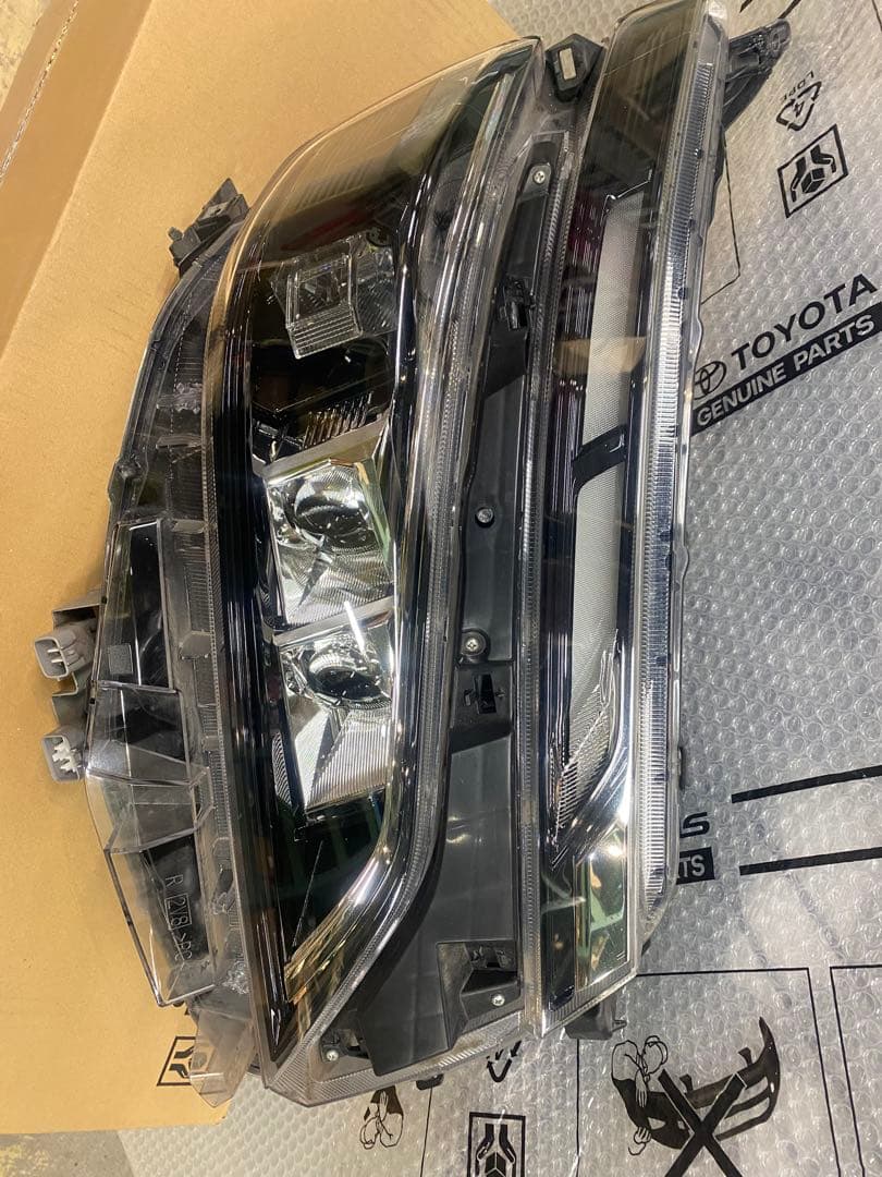 ★中古品★80VOXY LEDヘッドランプユニット　RH