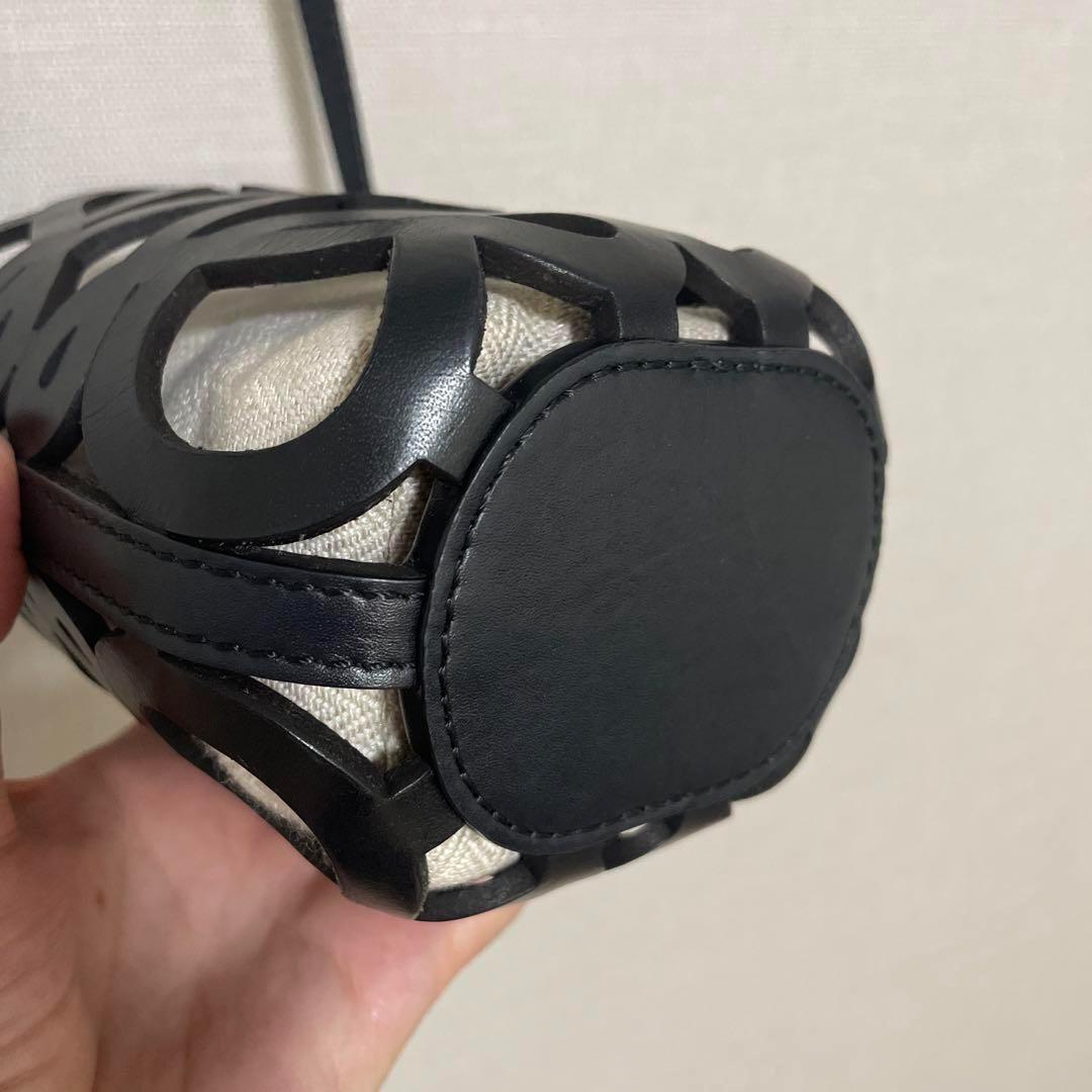 アナグラムカットアウトポケット