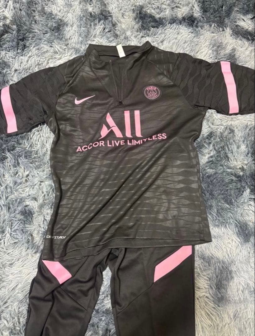psgパリサンジェルマンドリルトップセットアップ黒とピンクのサッカー