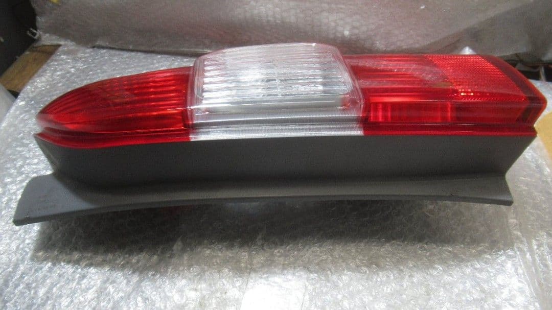 トヨタ プロボックス　NCP160V　テールランプ