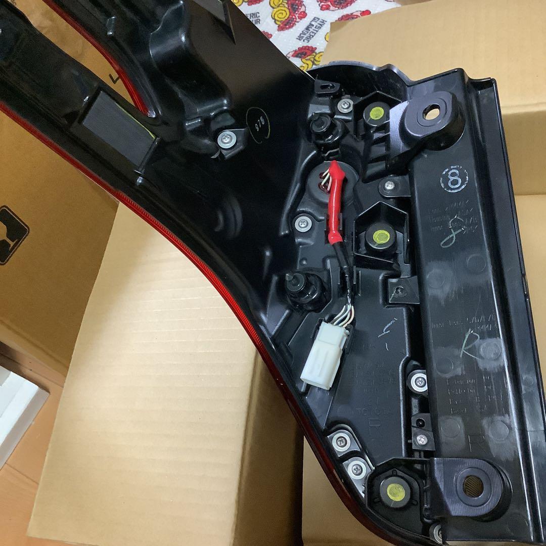 トヨタ　アルファード30後期　テールランプ右