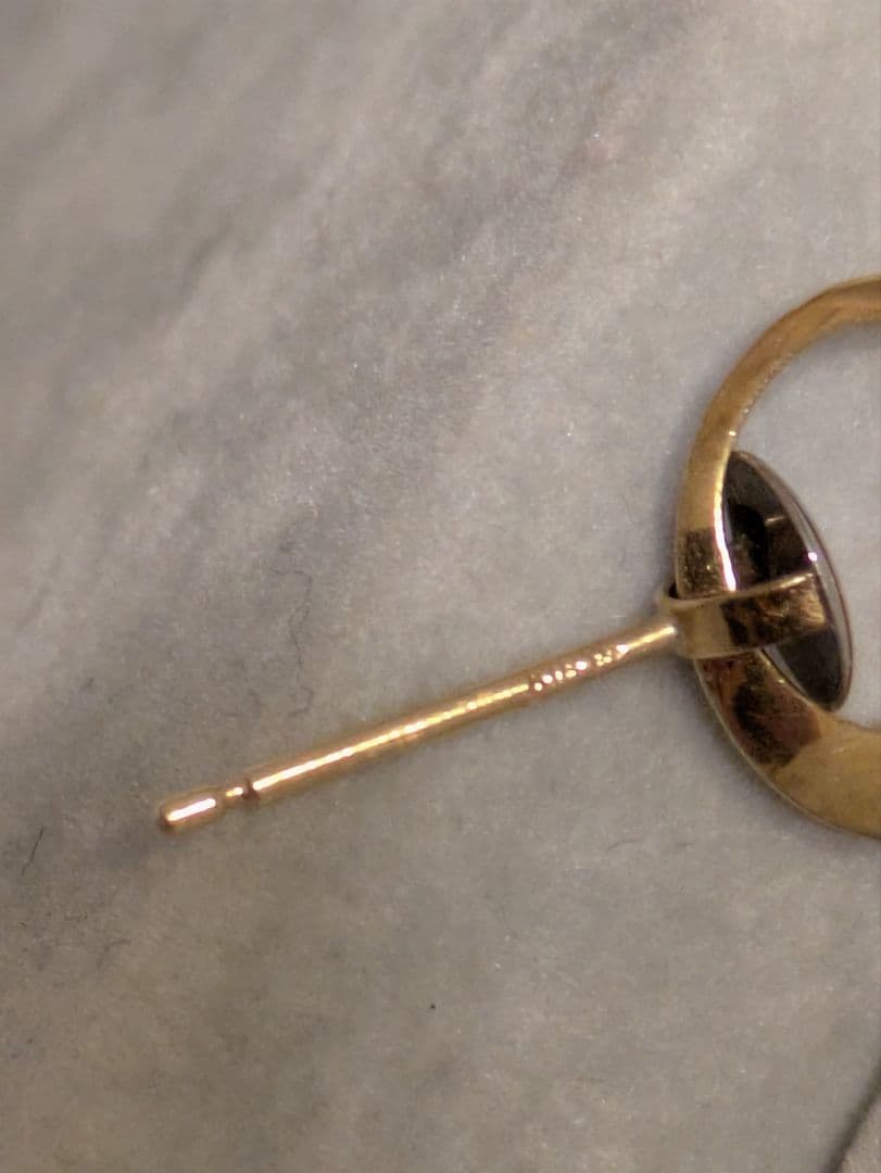 片方のみK18K142色使いスタッドピアス