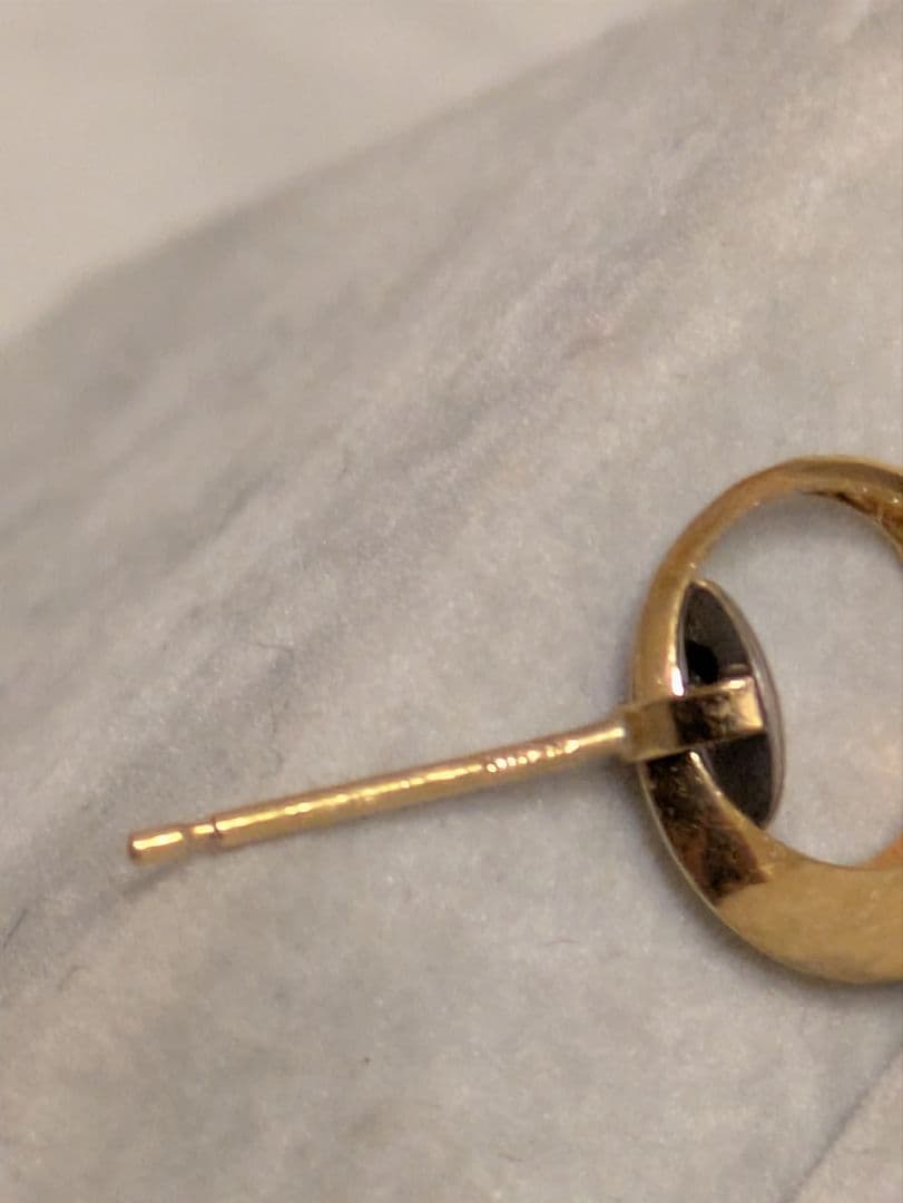 片方のみK18K142色使いスタッドピアス