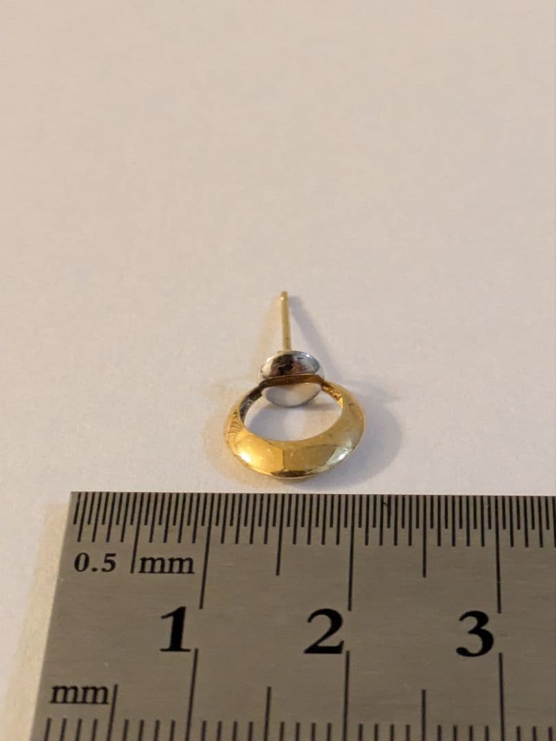 片方のみK18K142色使いスタッドピアス