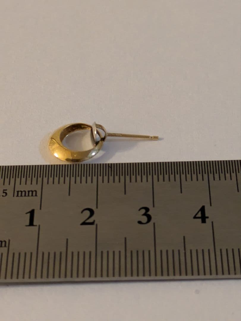 片方のみK18K142色使いスタッドピアス