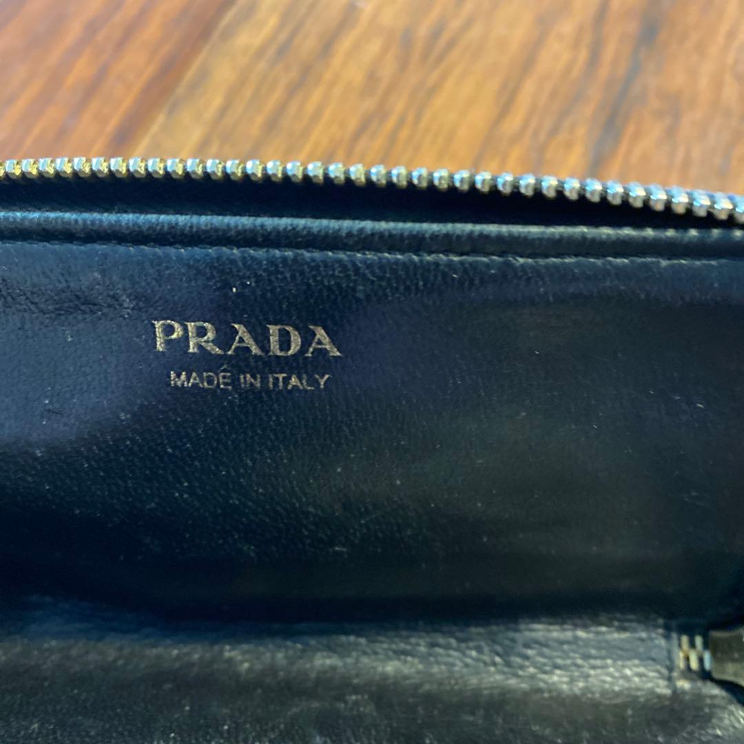PRADA ブラックレザーキーケース