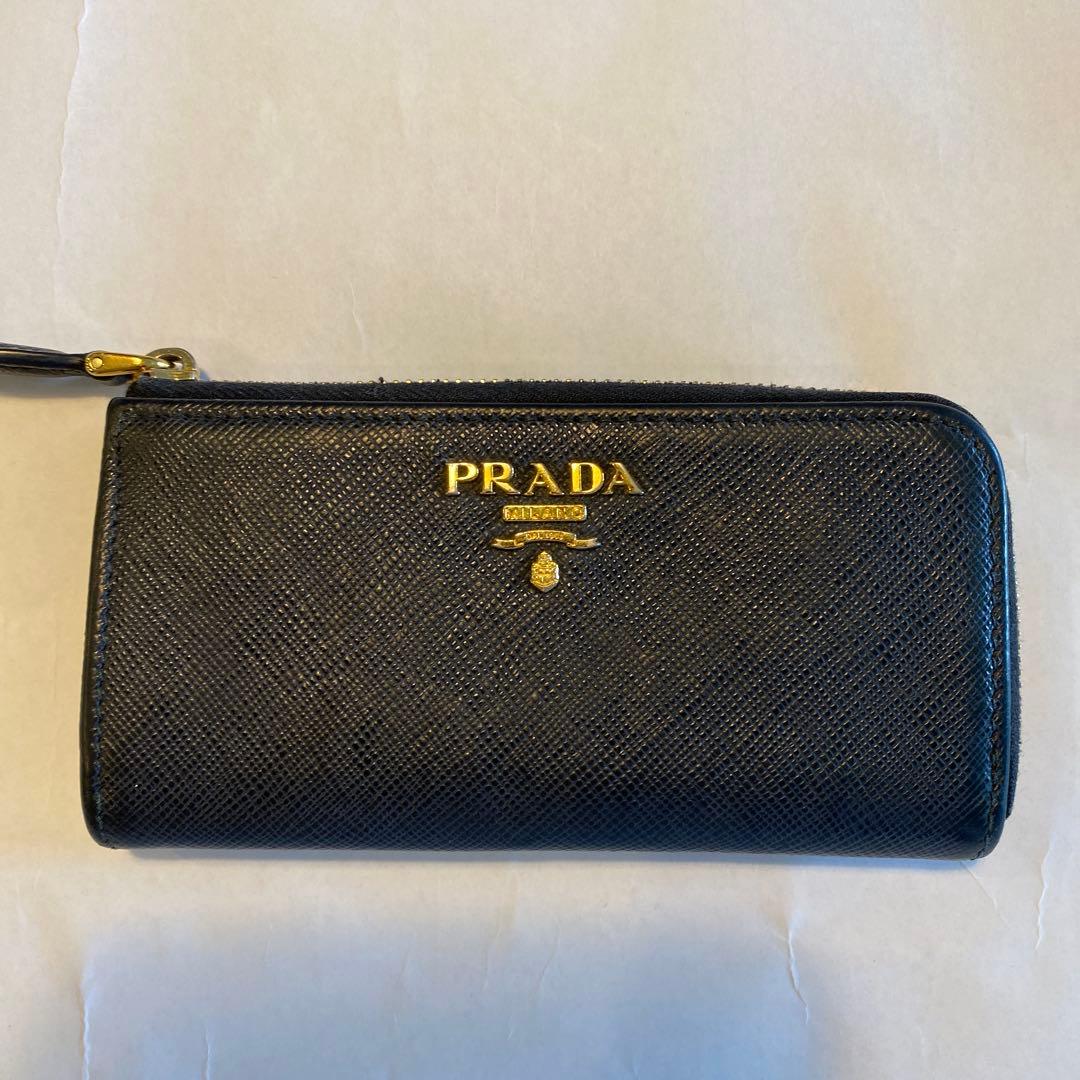 PRADA ブラックレザーキーケース