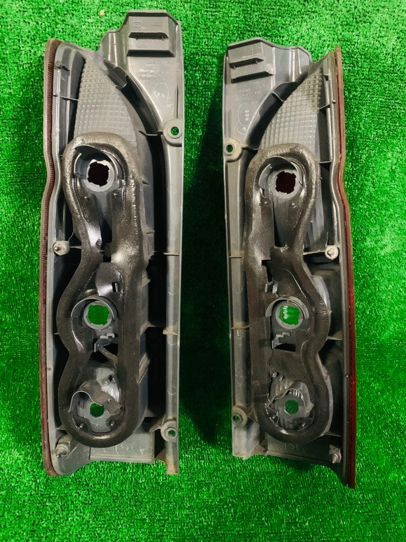 ハイエース200系純正テールランプ