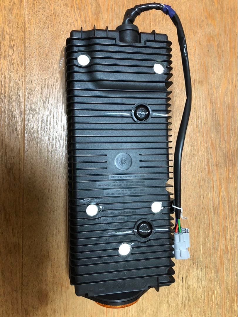 三菱ふそう　新型スーパーグレート　左テールランプ　2連タイプ