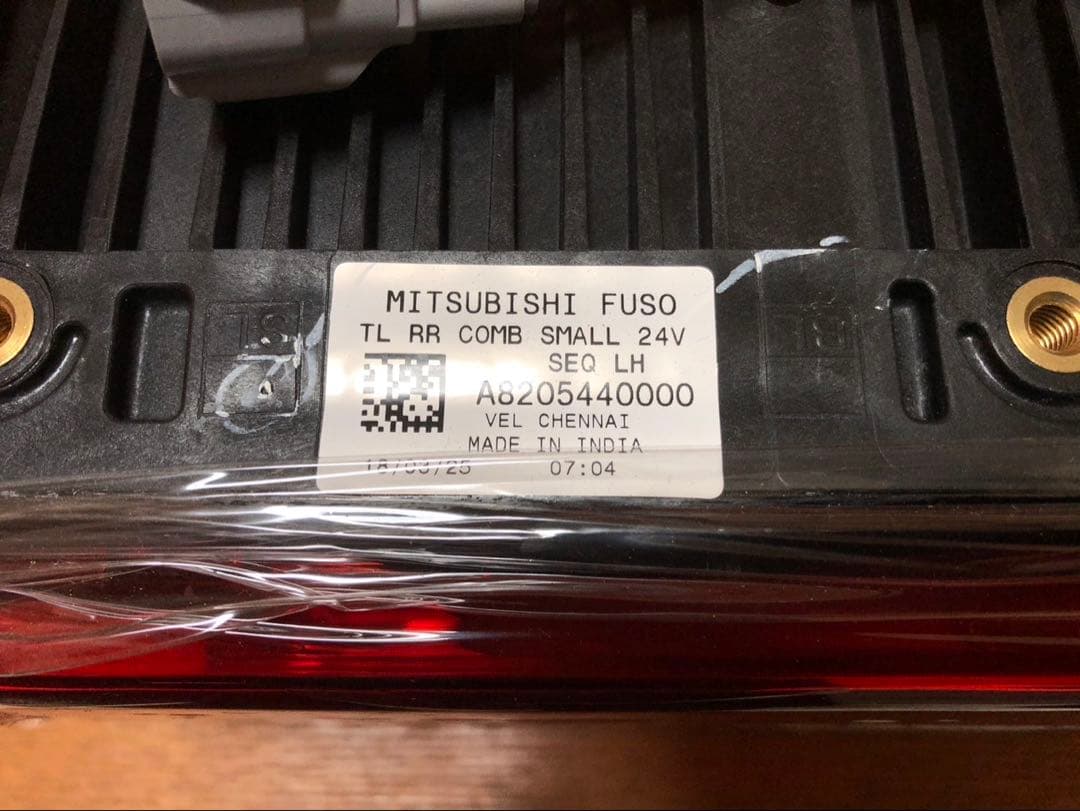 三菱ふそう　新型スーパーグレート　左テールランプ　2連タイプ