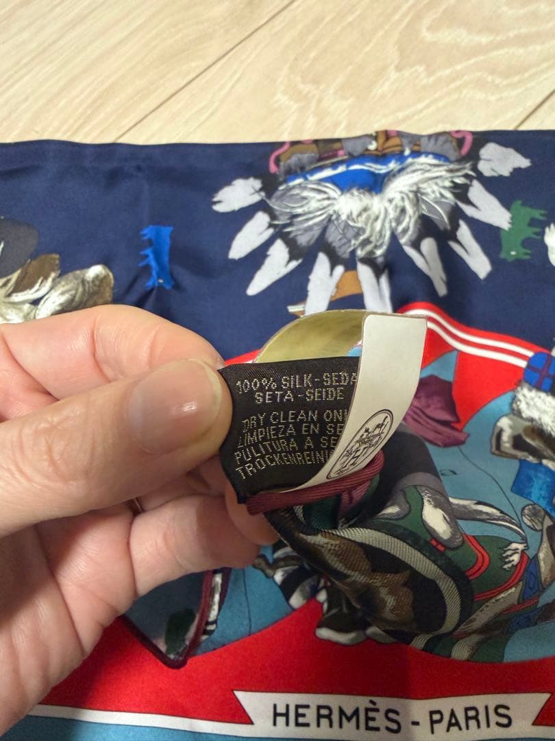 【未使用・箱付】HERMÈS シルク100％ 三角スカーフ大判 200×80
