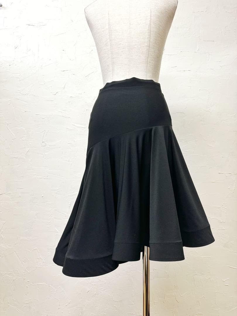 【ラテン】新品　切り替えアシンメトリー中丈スカート黒　裾ホースヘアー　b482