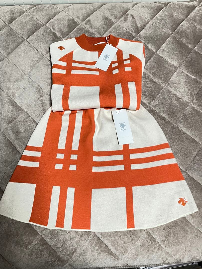 新品　デサントゴルフウェア　上下セット　レディースセータースカートセット