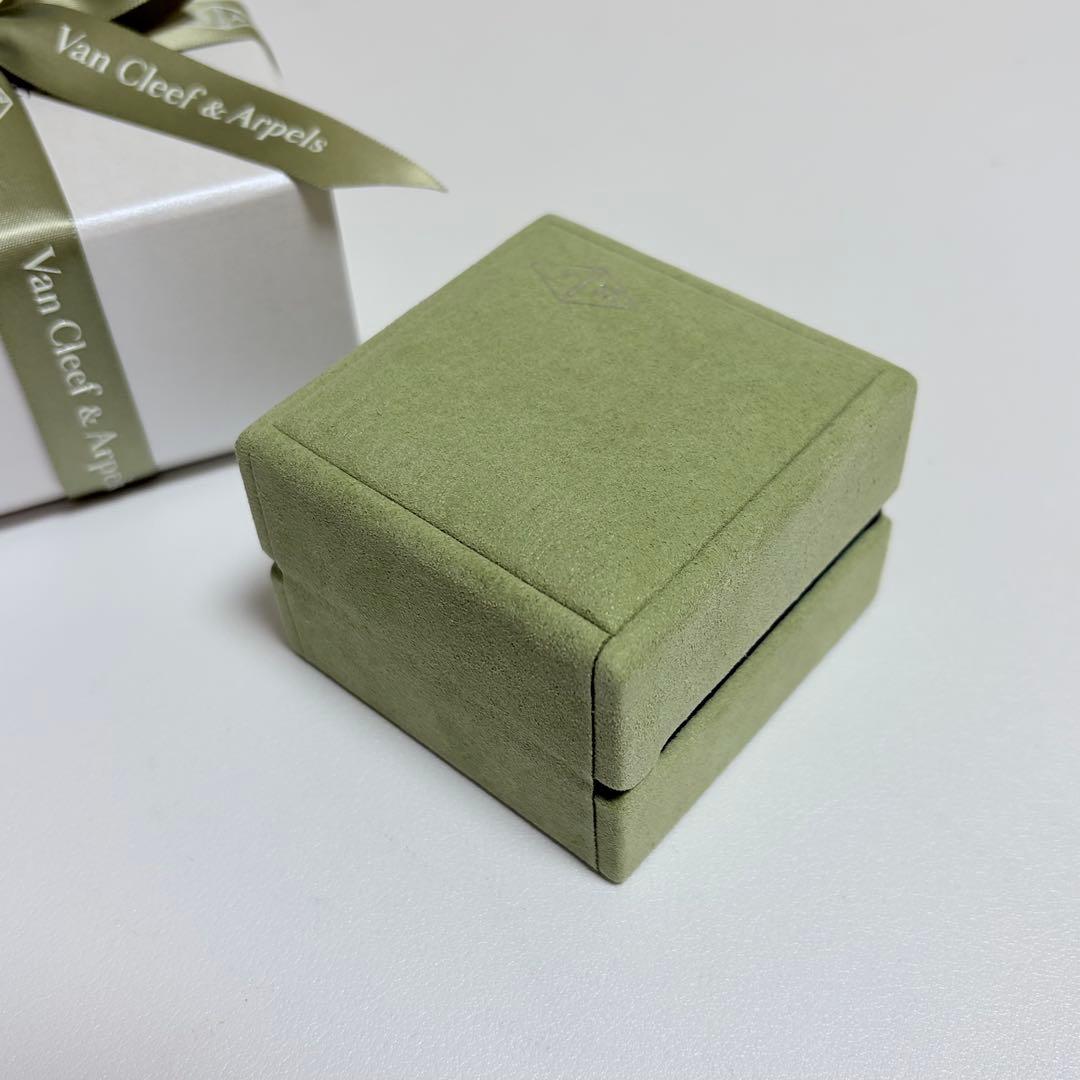 美品　ヴァンクリーフ&アーペル　ピアスケース　空箱　アクセサリー入れ　リボン付き