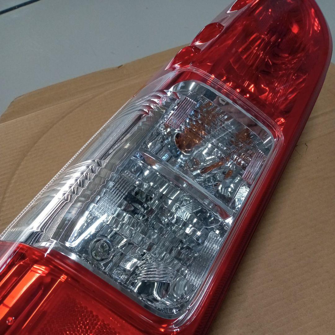 【新車外し】【送料無料】トヨタ 200系ハイエース純正後期テールランプ 左側 ①