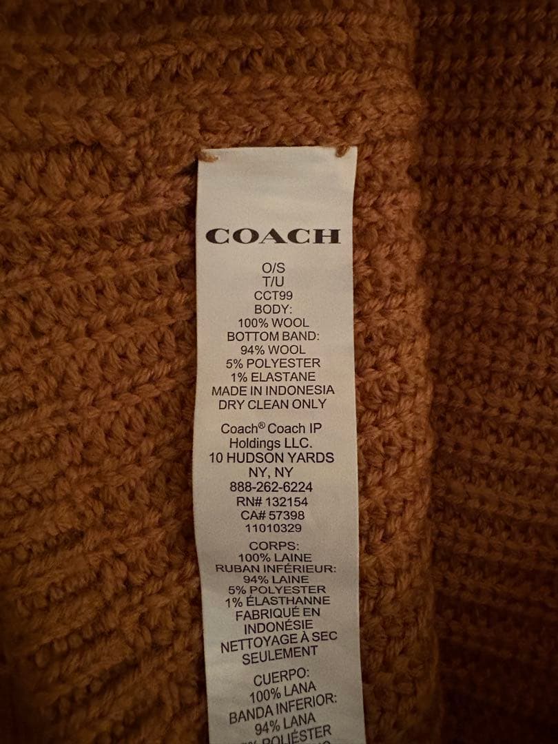 COACH ベージュ ニット帽 ロゴプレート付き