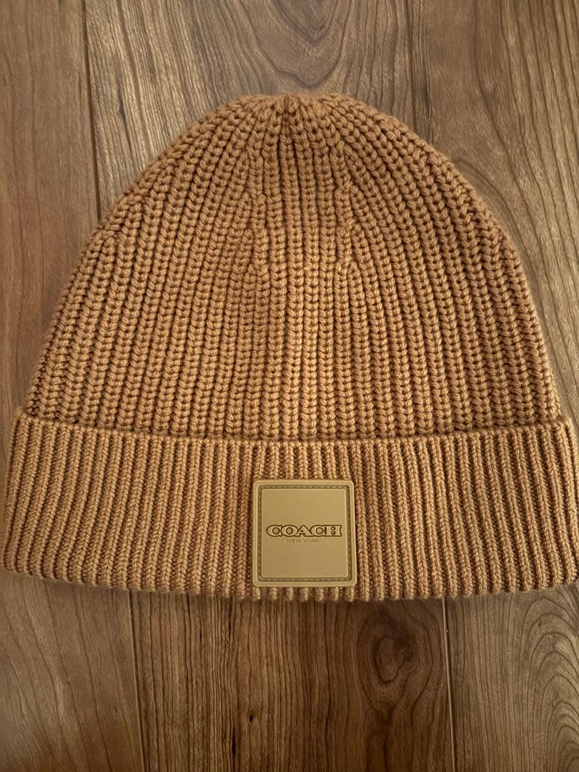 COACH ベージュ ニット帽 ロゴプレート付き