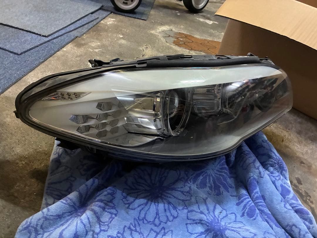  5シリーズ　F10 右　ヘッドライト　キセノンアダプティブ？　LED