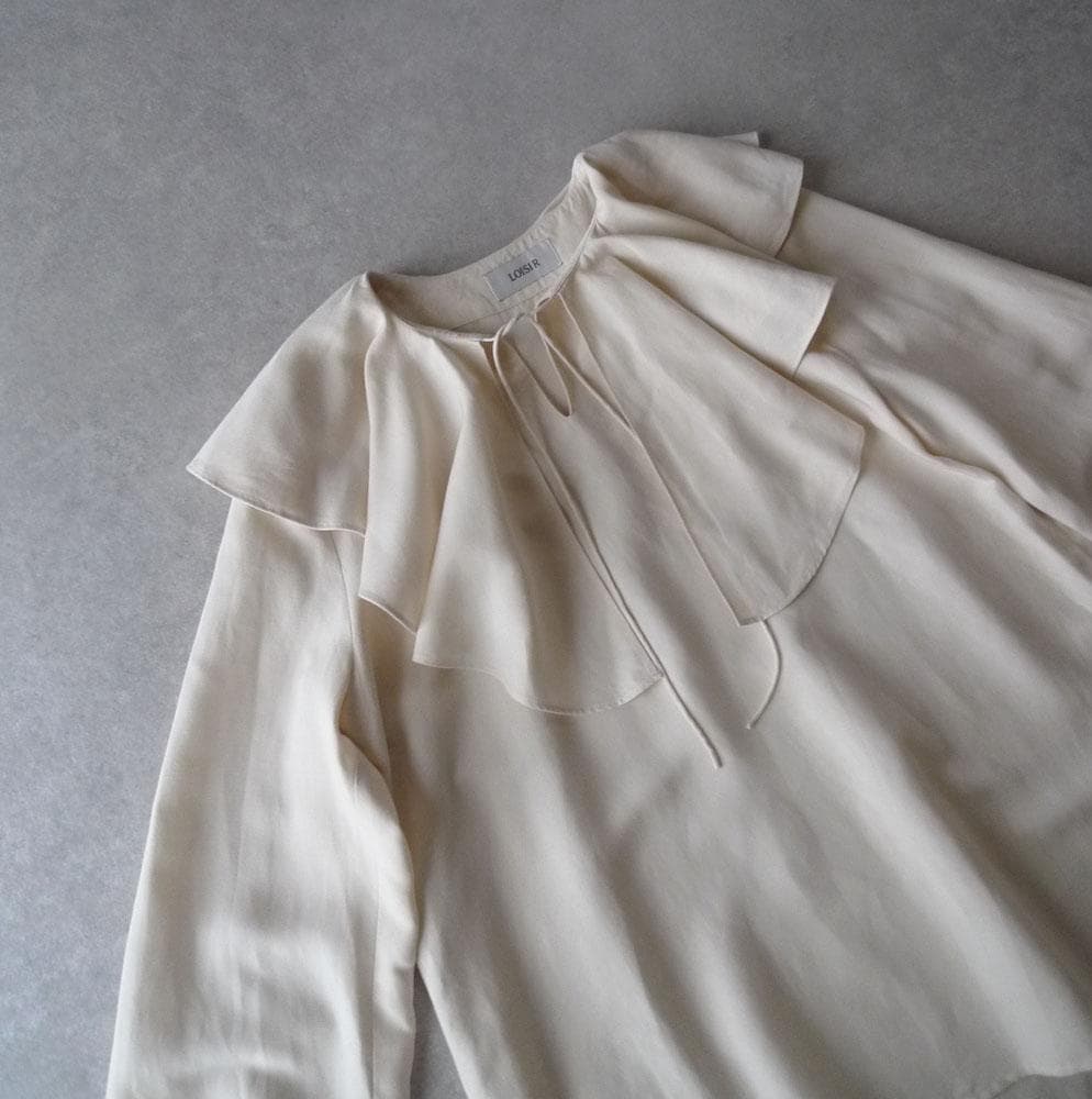 美品 ロワズィール 2,3万円 ラッフルカラーブラウス LOISIR ホワイト