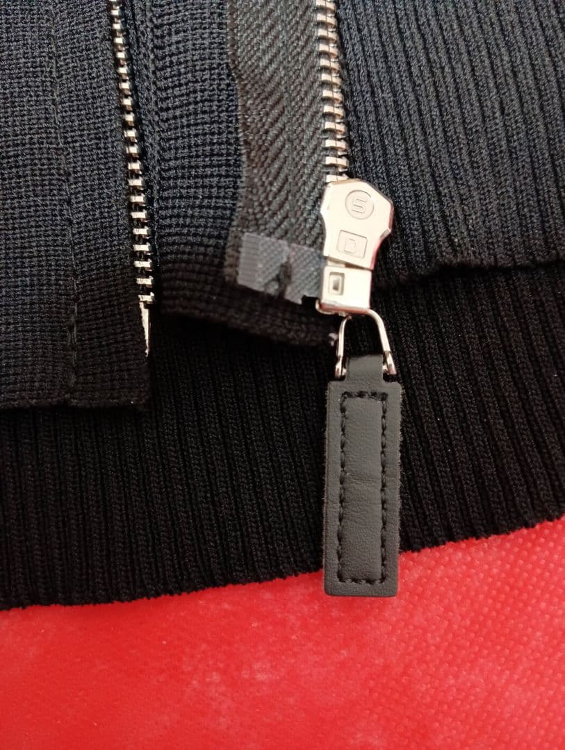 c*m様 PRADA ブラック ベスト ジップアップ ✳️タッグ無し✳️