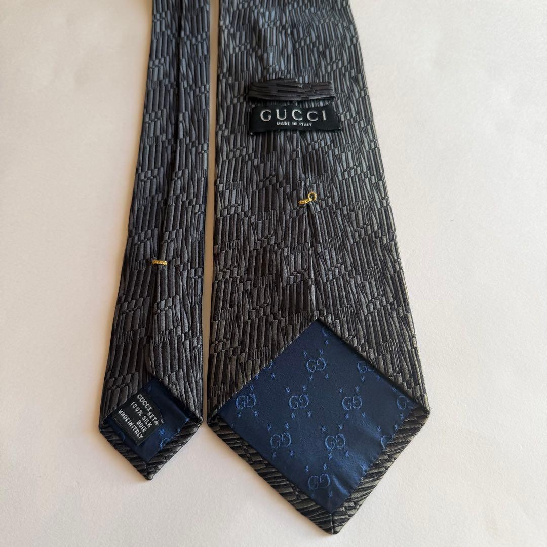 GUCCI グッチ　ブラック シルバー　柄物　ストライプ柄　シルク ネクタイ