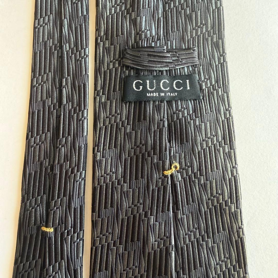 GUCCI グッチ　ブラック シルバー　柄物　ストライプ柄　シルク ネクタイ