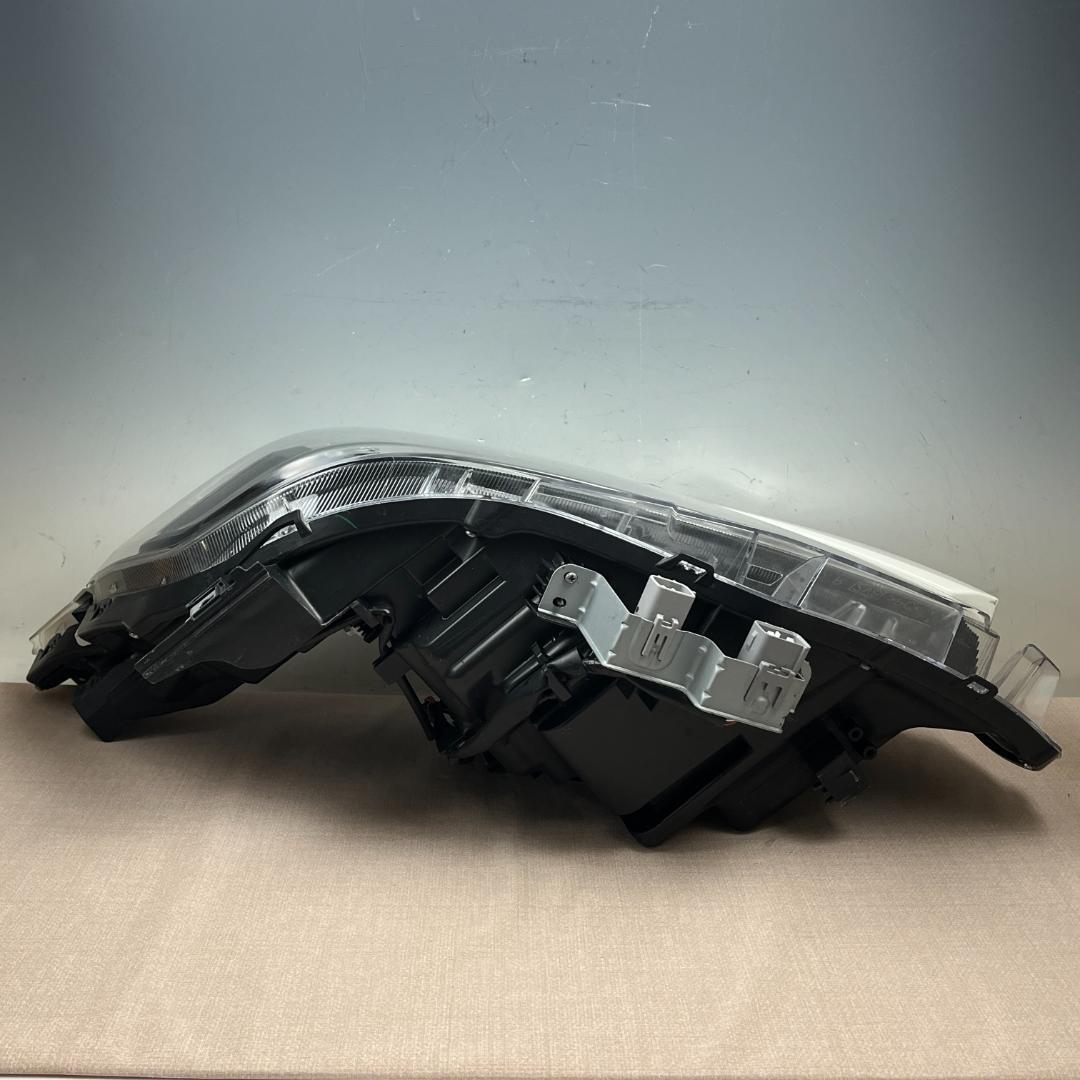 28 トヨタ ヴォクシー後期 LED 右側 純正 ヘッドライト ICHIKOH