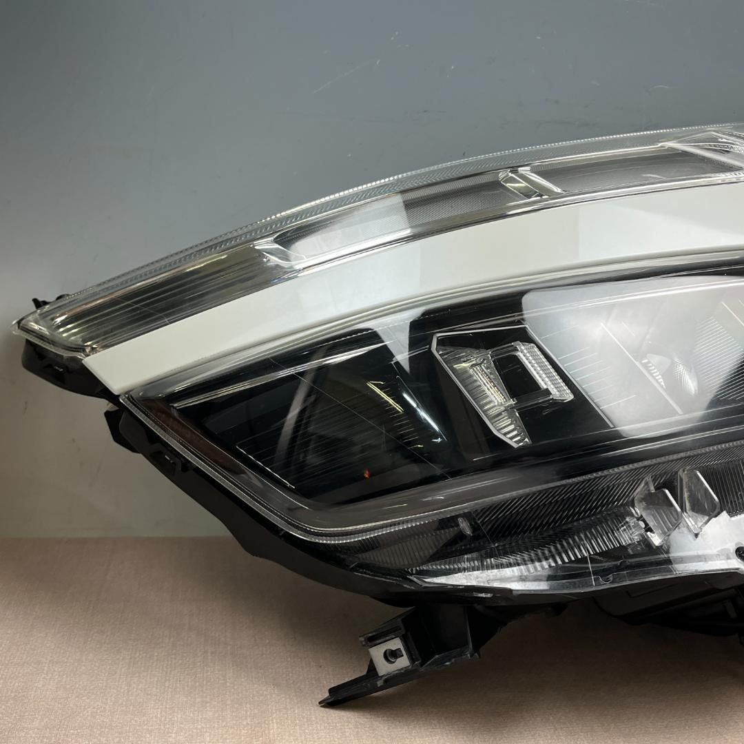 28 トヨタ ヴォクシー後期 LED 右側 純正 ヘッドライト ICHIKOH