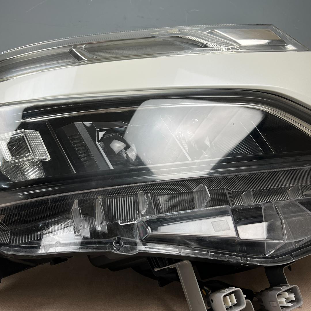 28 トヨタ ヴォクシー後期 LED 右側 純正 ヘッドライト ICHIKOH