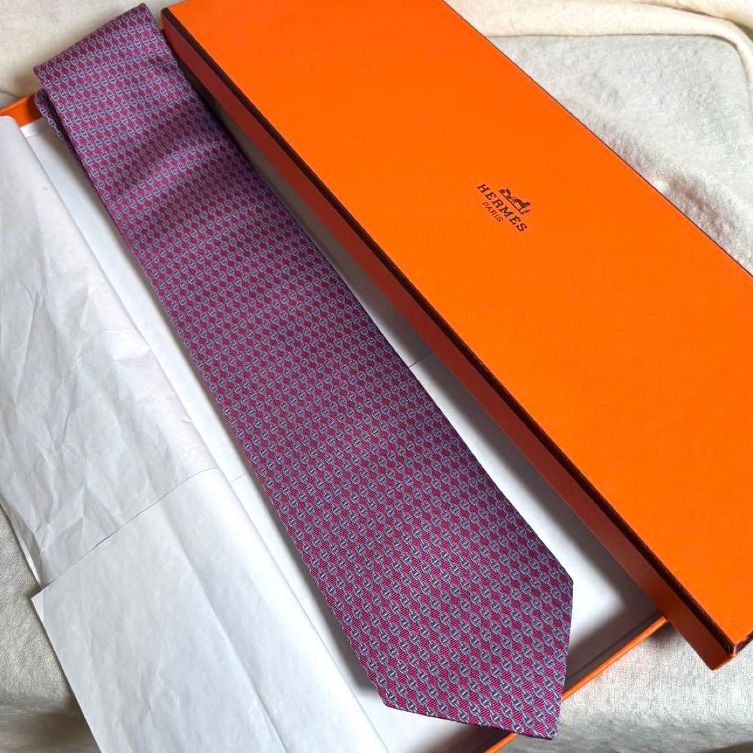 エルメスHERMES✨ヘリンボーン幾何学模様 ブランドネクタイ高級シルク　ピンク