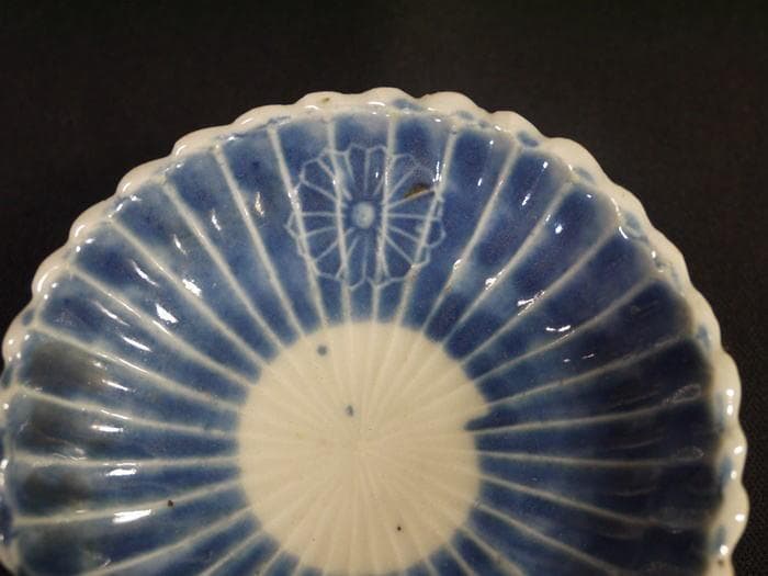 古伊万里　瑠璃釉　菊割　輪花　豆皿　径約7cm
