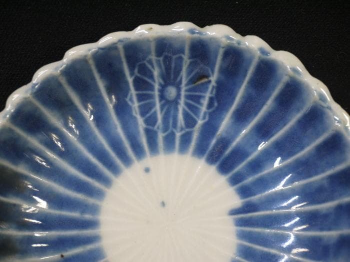 古伊万里　瑠璃釉　菊割　輪花　豆皿　径約7cm
