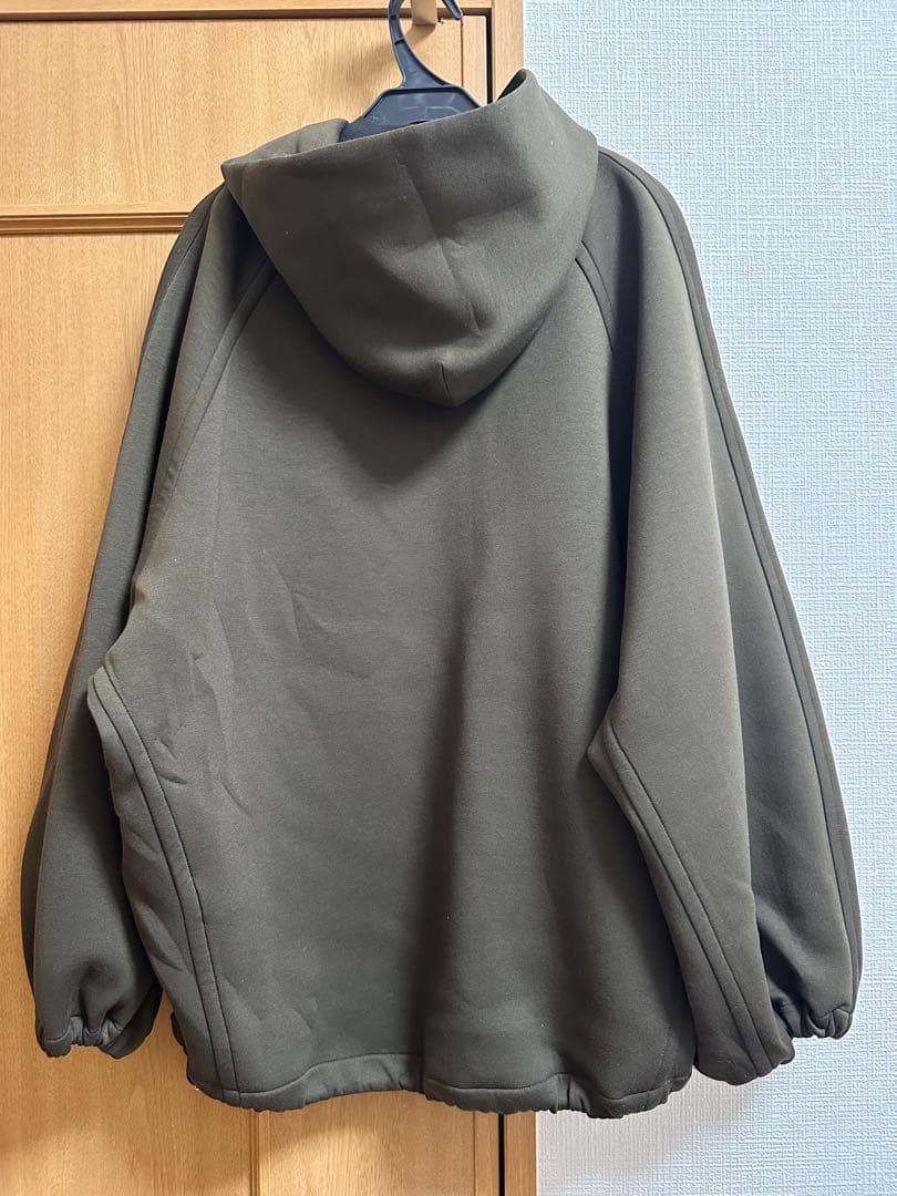 フード付きパーカー