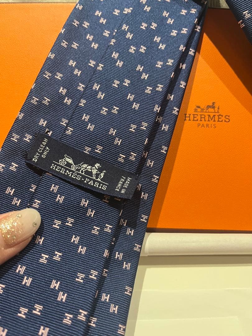 HERMES 箱と購入証明書付きです。ネイビー シルク ネクタイ