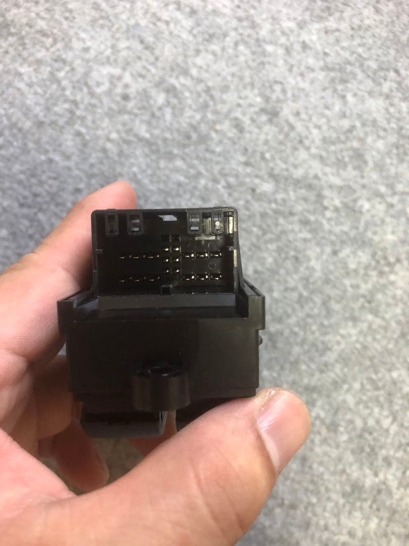 スズキ　エブリィ　DA17V DA17W パワーウインドウメインスイッチ
