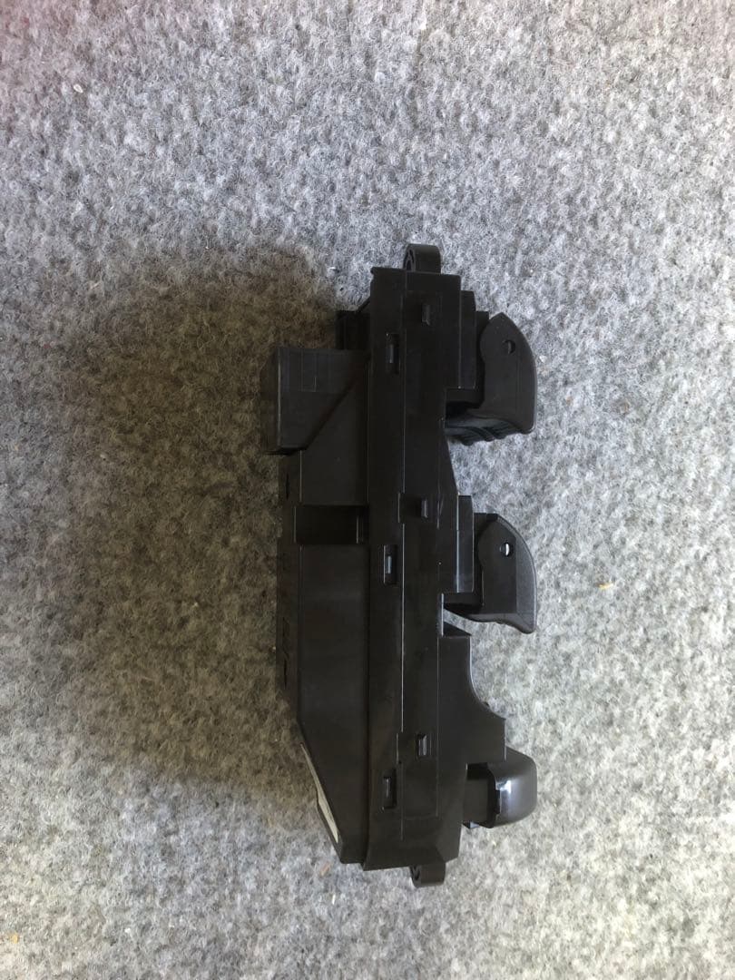スズキ　エブリィ　DA17V DA17W パワーウインドウメインスイッチ