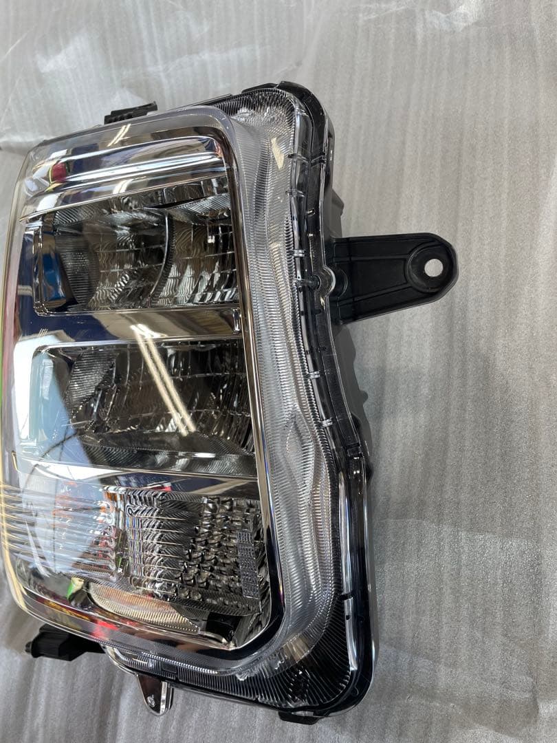櫻*井様 スズキ 新車外し エブリィバン 純正右ヘッドライト 美品