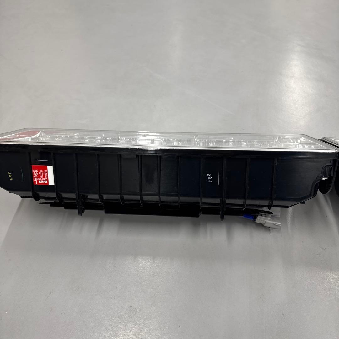 小糸製作所トラック用オールLEDリアコンビネーションランプ3連タイプ