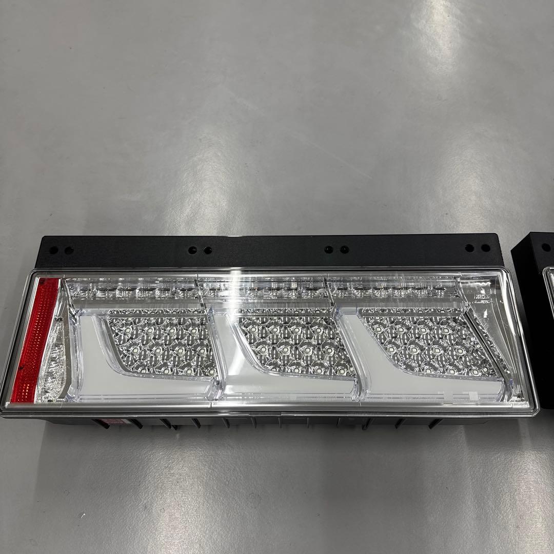 小糸製作所トラック用オールLEDリアコンビネーションランプ3連タイプ