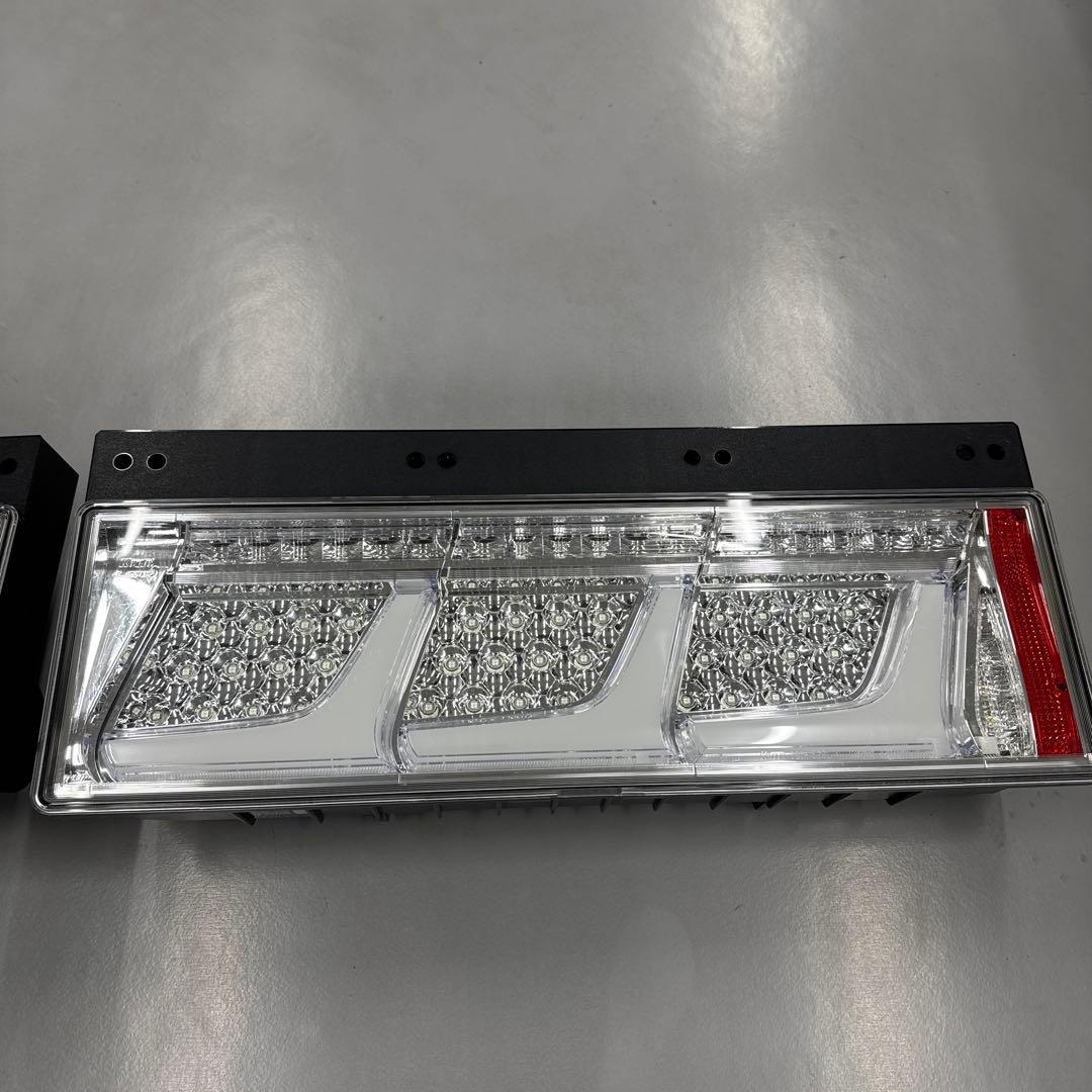 小糸製作所トラック用オールLEDリアコンビネーションランプ3連タイプ